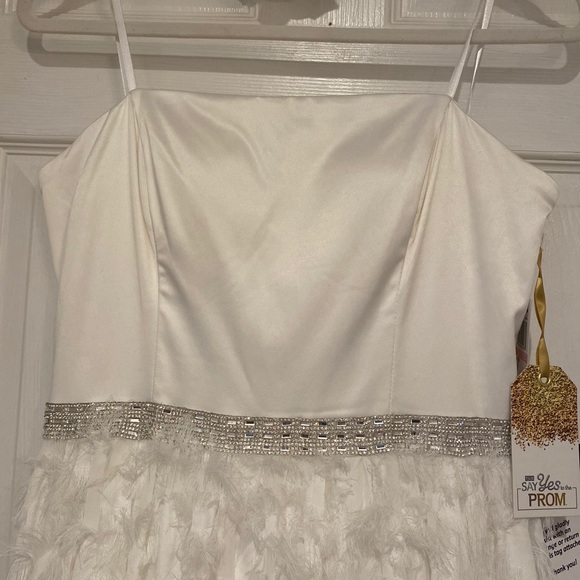White Bridal/ Prom Sleeveless Gown, NRT - Picture 5 of 14